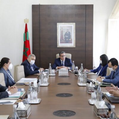 رئيس الحكومة يعقد اجتماعا بحضور عدد من الوزراء حول ملف الاستثمار